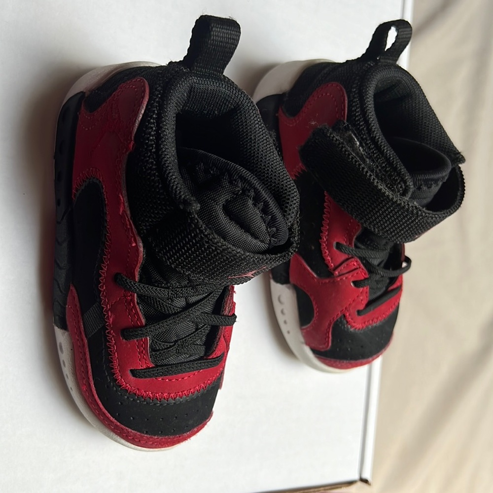 Lil Boys Nike sneakers